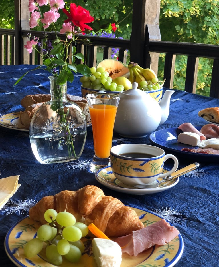 Petit déjeuner, Chambre d'hôte, Plazac, Périgord, Dordogne, France.