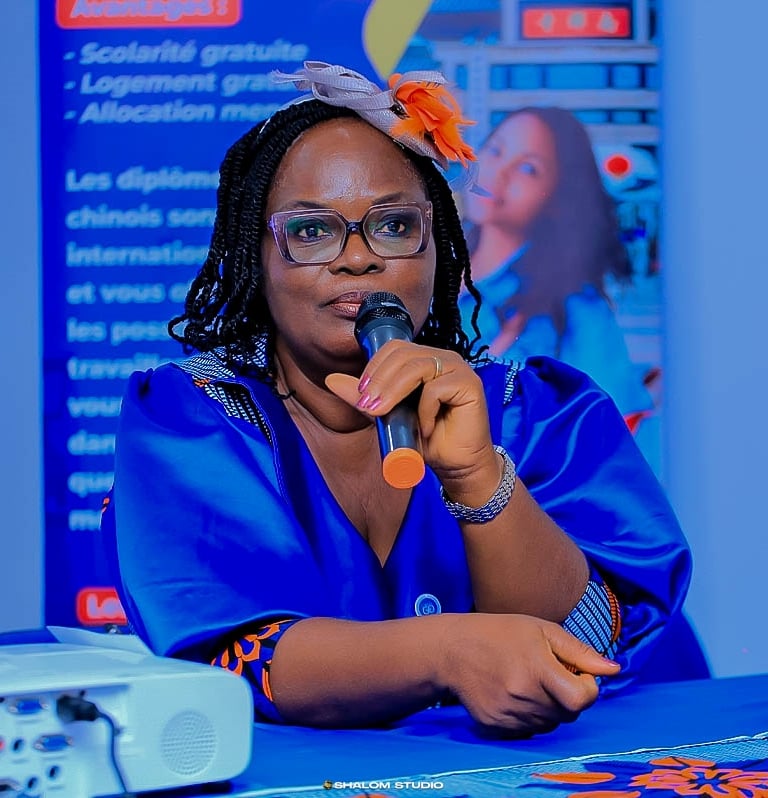 Rajouter en bas une bulle de texte : Mme Zian Adolphine Directrice d'ASER RISING