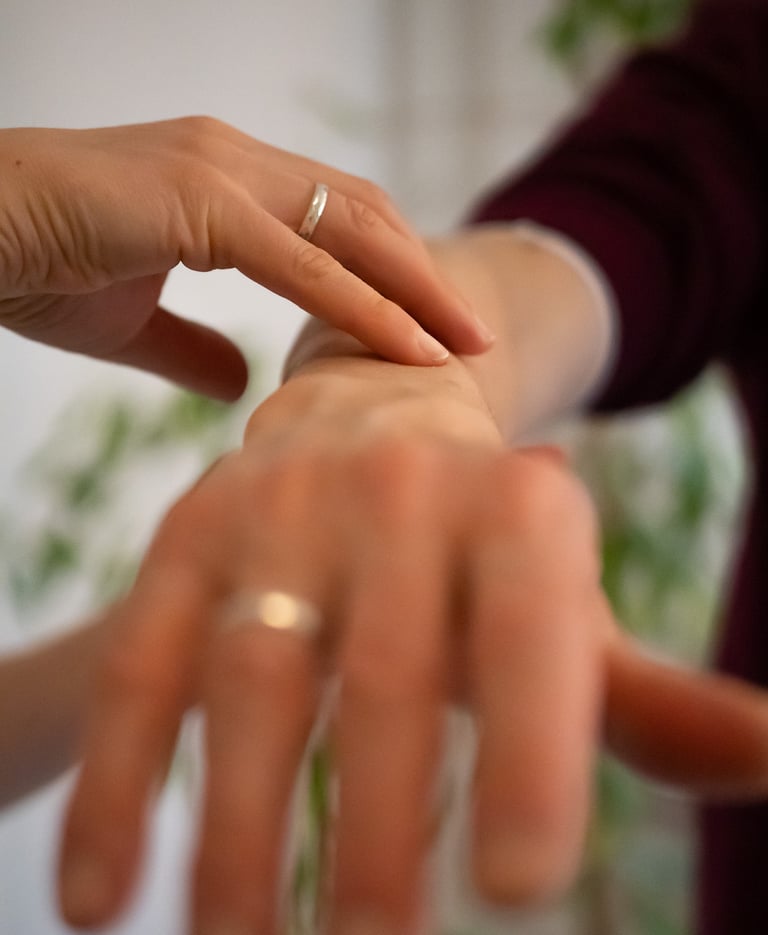 Hand drückt leicht auf einen Arm