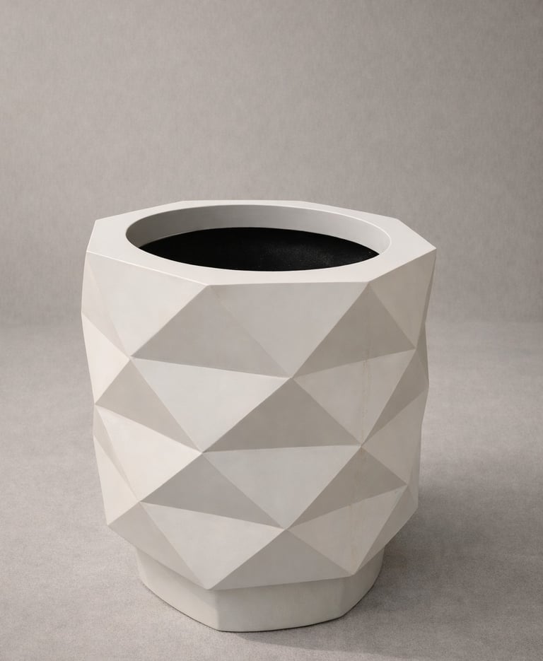Maceta con formas triangulares en fibra de vidrio 