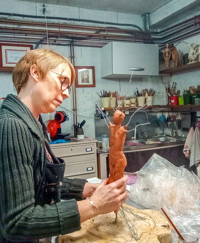Lode, artiste sculpteur, en train de modeler une nouvelle sculpture dans son atelier