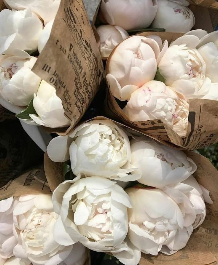 sustainable wedding bouquets of foloowers and recycled paper