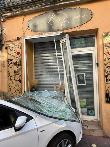 vitrine cassée une voiture s'est encastrée dans la vitrine