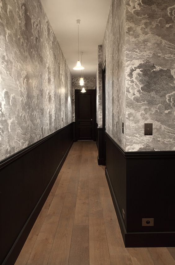 papier peint, couloir, décoration murale, ambiance chic, moulures, rénovation intérieure