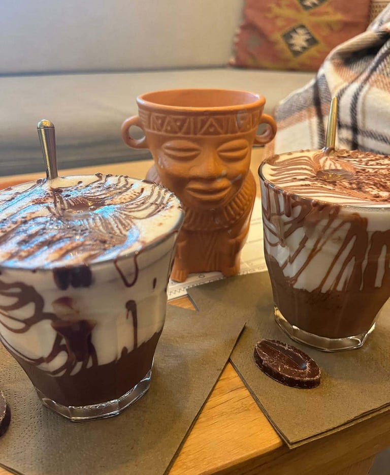 Twee glazen met fancy chocolademelk in de Mayana chocoladebar Gent