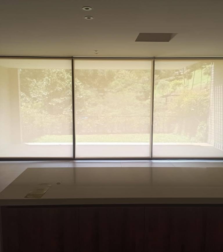 persiana enrollable solar screen