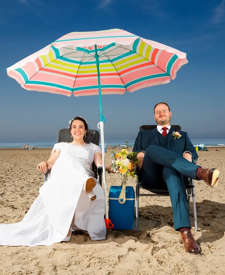 mariage- calais saint omer-couple-humour-sur-plage-glaciere-et-parasol-florent-studio-photographe-lille-le-touquet-paris-c