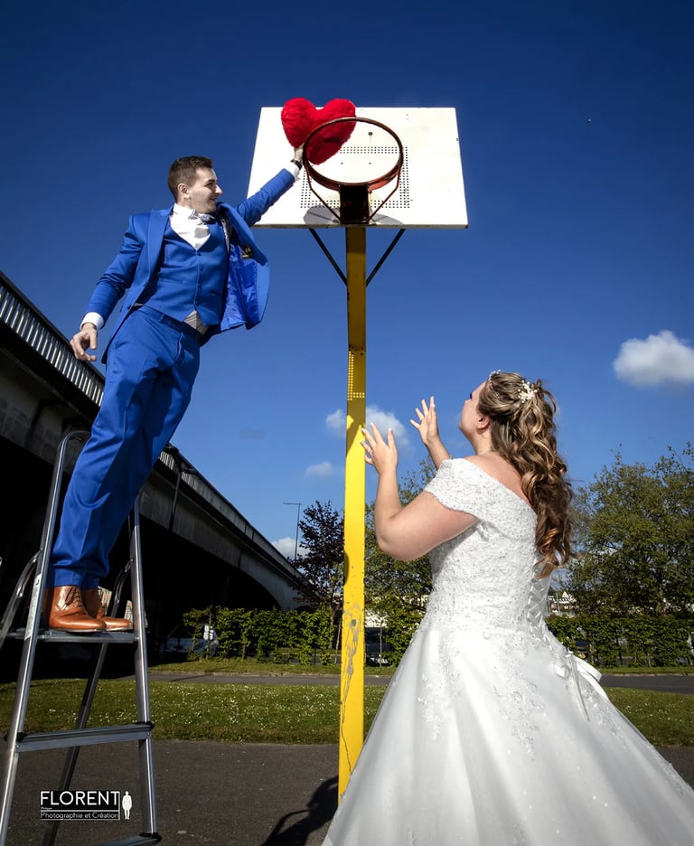 celebre-weeding-photographer-florent-marquise creatif-humour-avec-panneau-basket-et-coeur-rouge-florent-photographe-boulogne-
