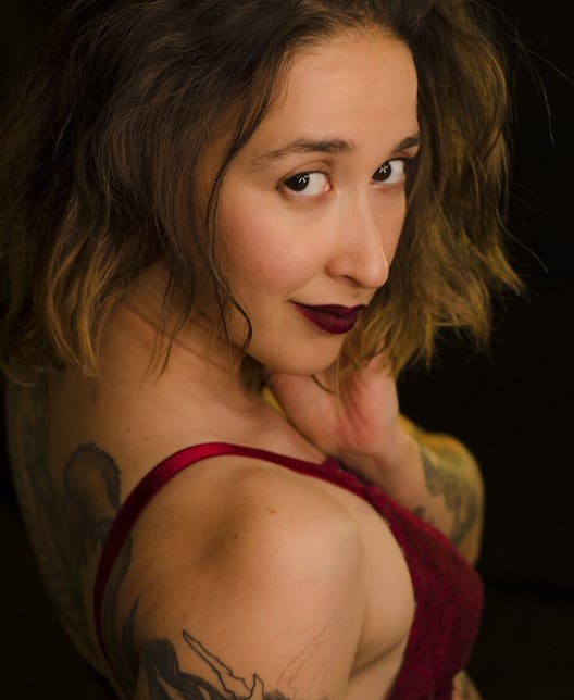 Chica mirando a la cámara