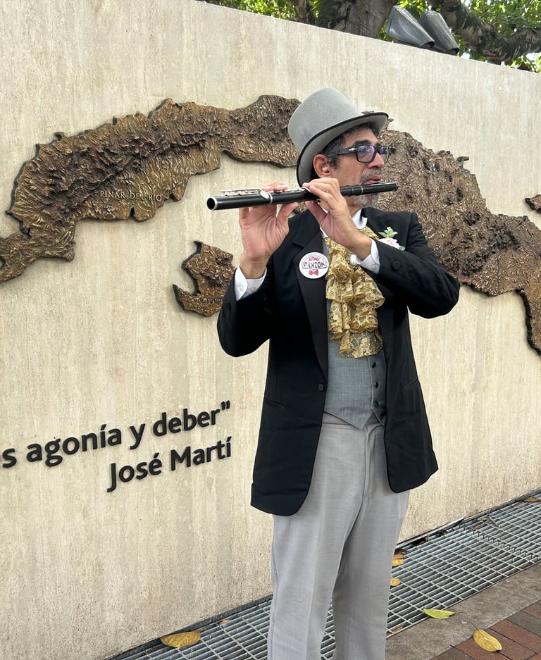 Maestro Bobby Ramirez en el parque de la cubania calle ocho Miami