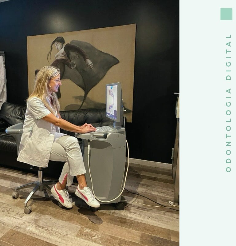 Dra Sors utilizando escaner dental en el consultorio de estetica dental de puerto madero
