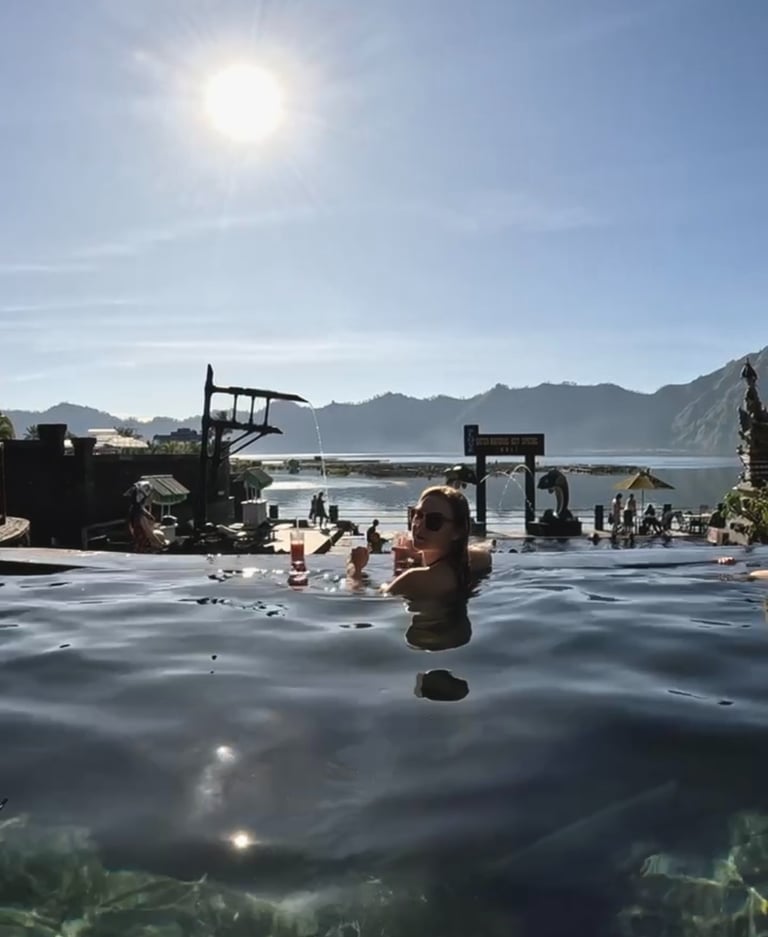 kobieta kąpie się w wodzie