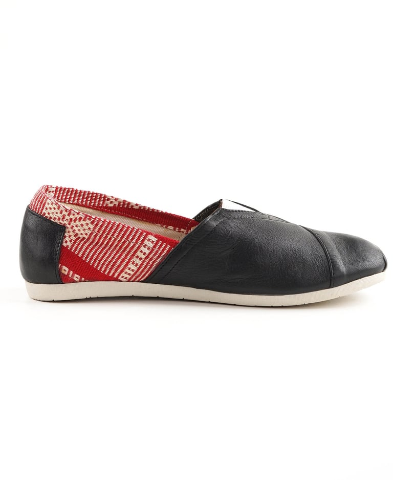 Slip on Shoes in handwoven fabric of Tenun Ikat from Nusa Tenggara