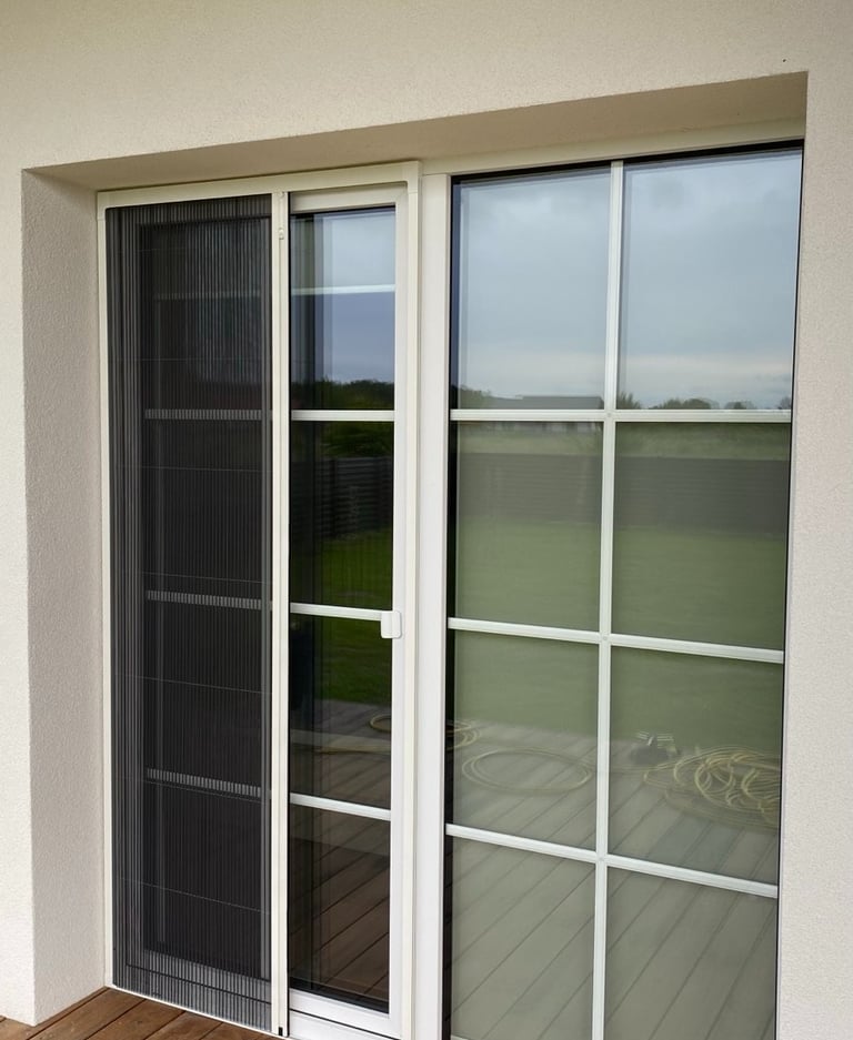 nuotraukoje matyti tinklelis-plisse sumontuotas ant terasos duru