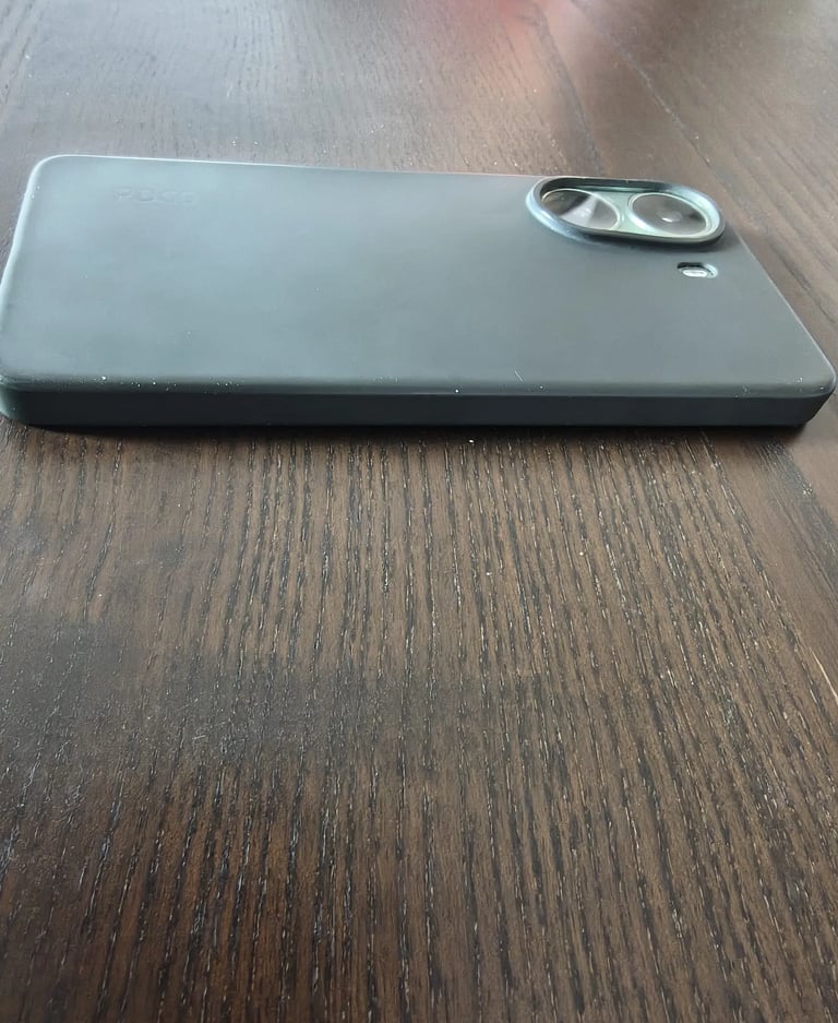 Análise de espessura e proteção do módulo de câmaras com capa de silicone no smartphone Xiaomi Poco.