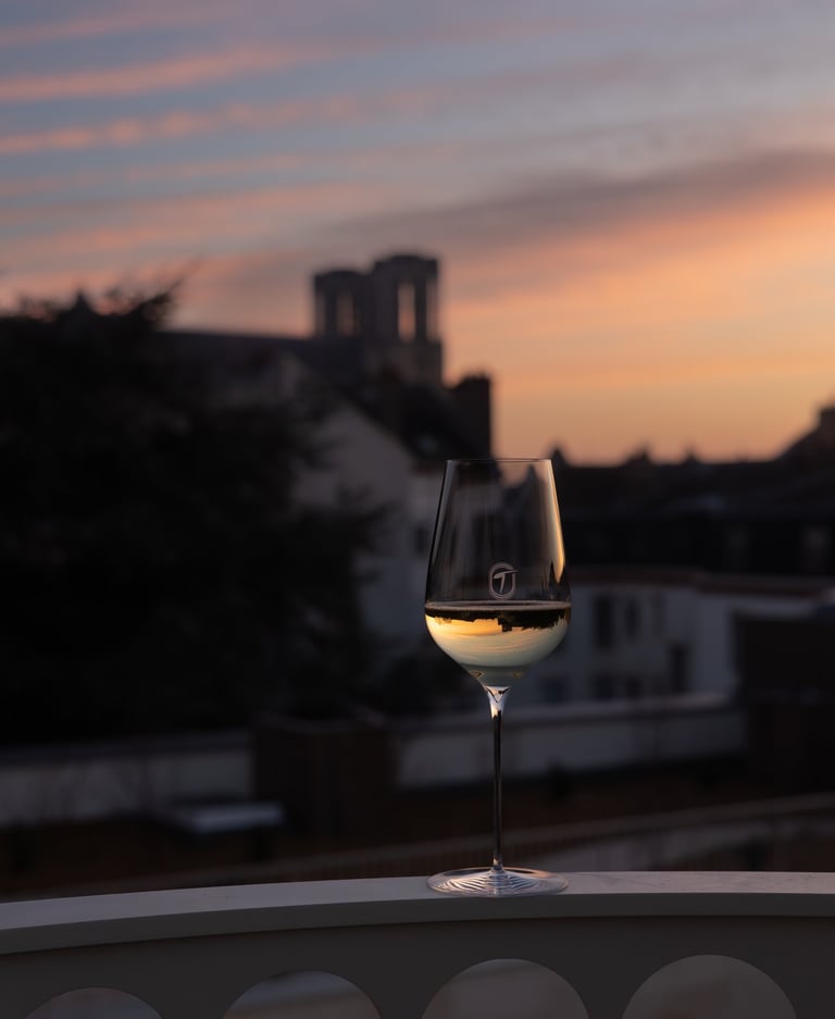 Verre de champagne, cuvée Thiénot sur le rooftop de l'hôtel le 3 by Théinot