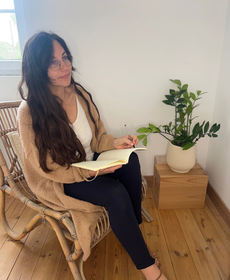 Anne-Sophie Serafin Sophrologue en séance d’accompagnement à Cognac, à l’écoute avec carnet