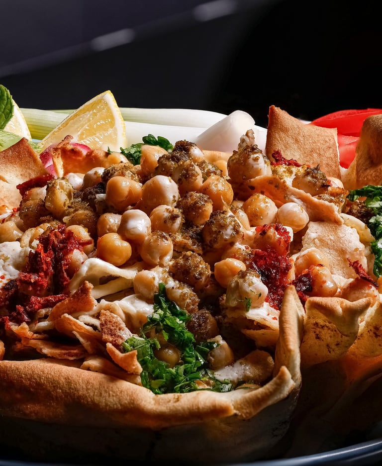 تصوير احترافي لطبق فتة الحمص الشامية والمقبلات: خدمات تصوير طعام للمطاعم في الرياض .