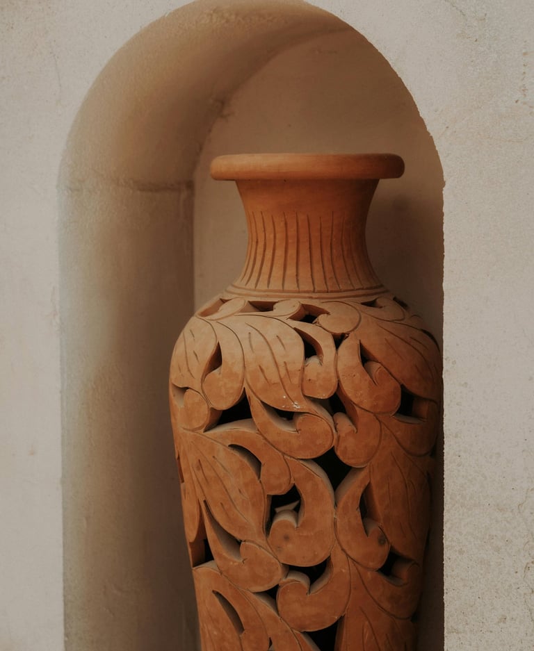 Vase en argile sculpté, symbole d’ancrage, d’élégance naturelle et de contenance énergétique