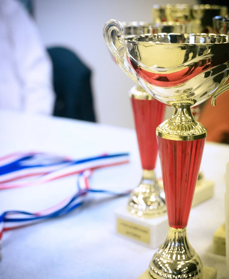Des coupes et médailles d'une compétition de sport