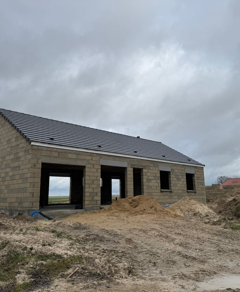 Une maison d'habitation de plain-pied en cours de construction, avec des murs en parpaings à Reims