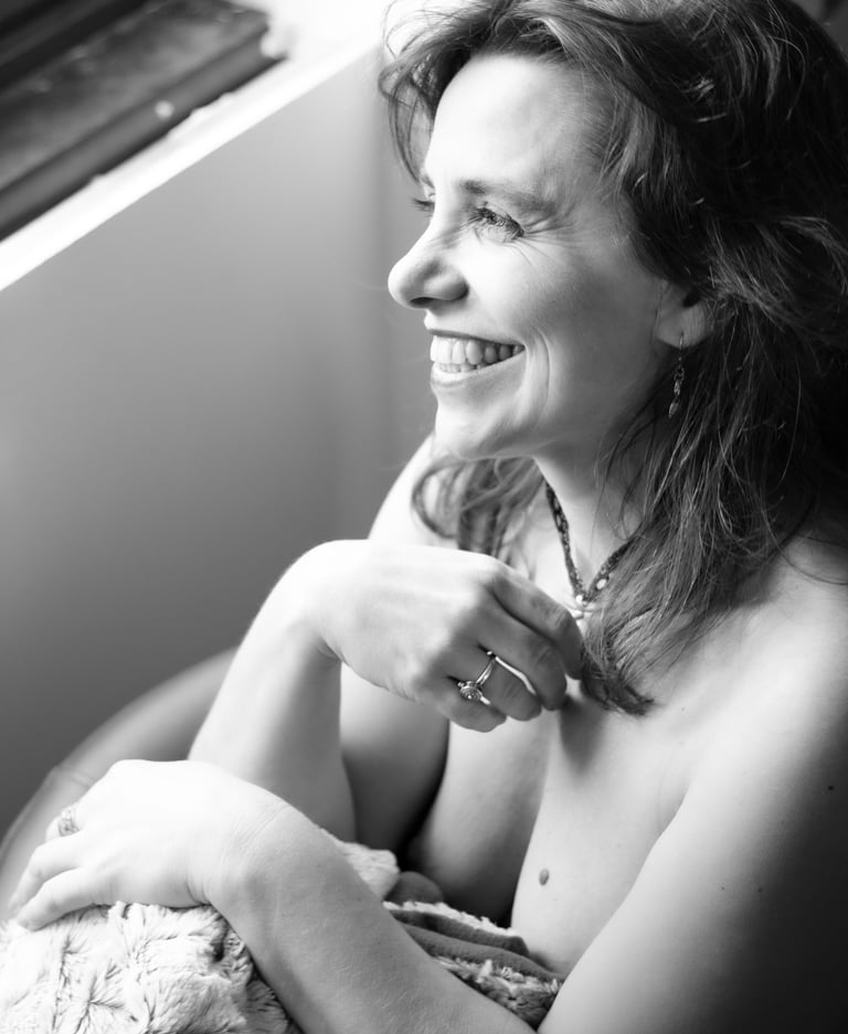 main de femme avec une bague