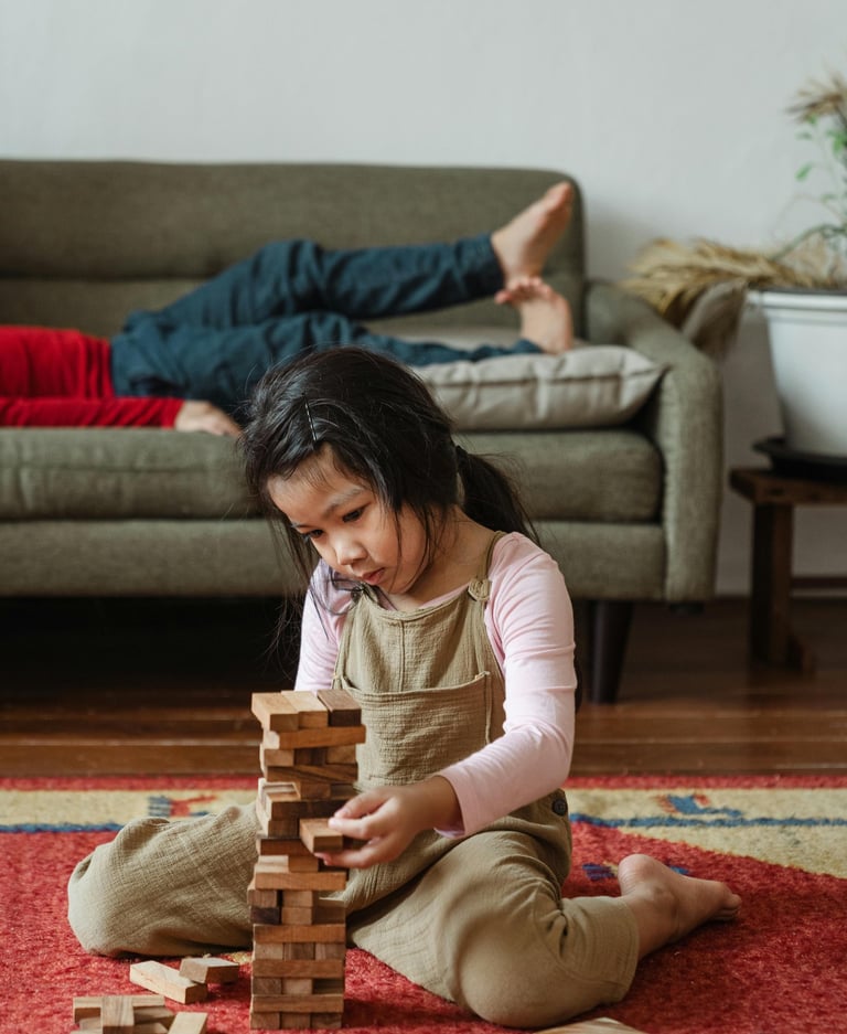 petite fille concentrée sur sa construction
