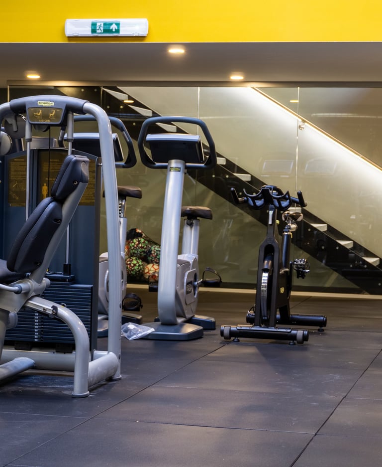 Attrezzature da palestra per allenamenti cardio e di forza nella palestra Move 2 Grow a Milano, con uno sfondo moderno e mini