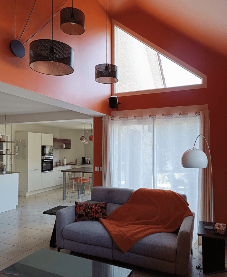 Salon plafond cathédrale peint orange Fresnel Besançon rénovation architecture intérieur