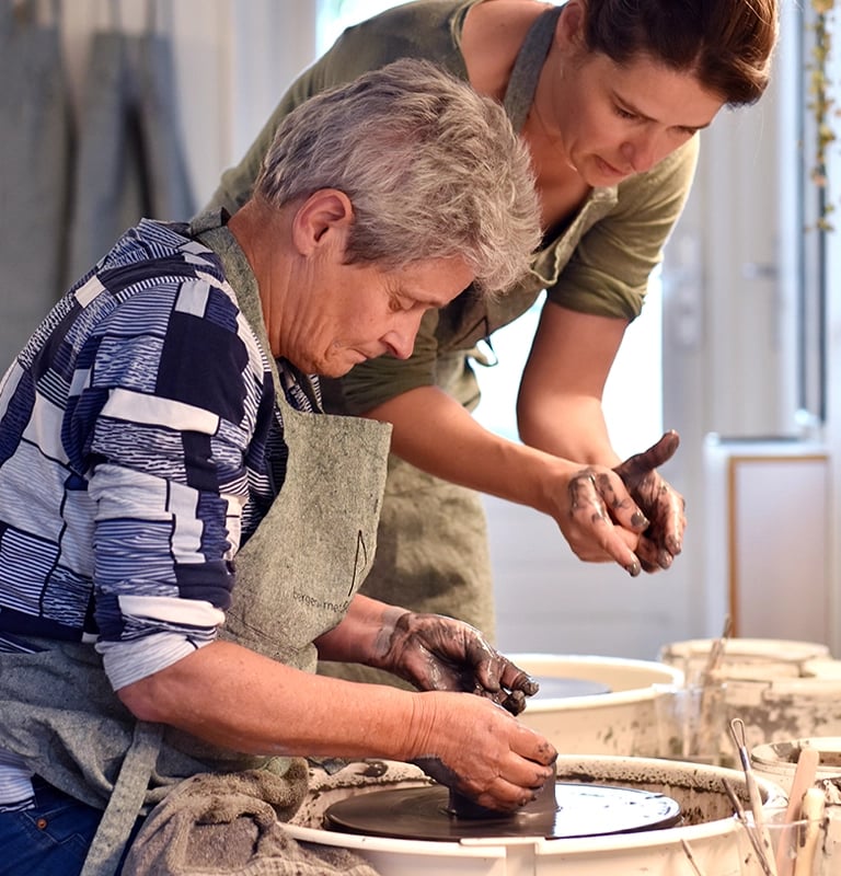 Persoonlijke aandacht bij workshop keramiek Breda