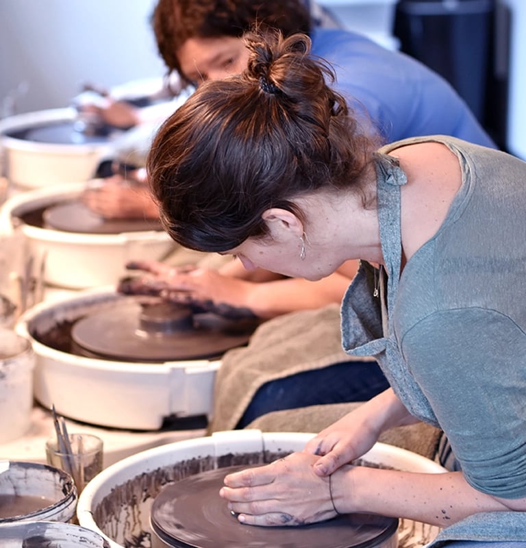 Leer pottenbakken op de draaischijf met een workshop of cursus in breda