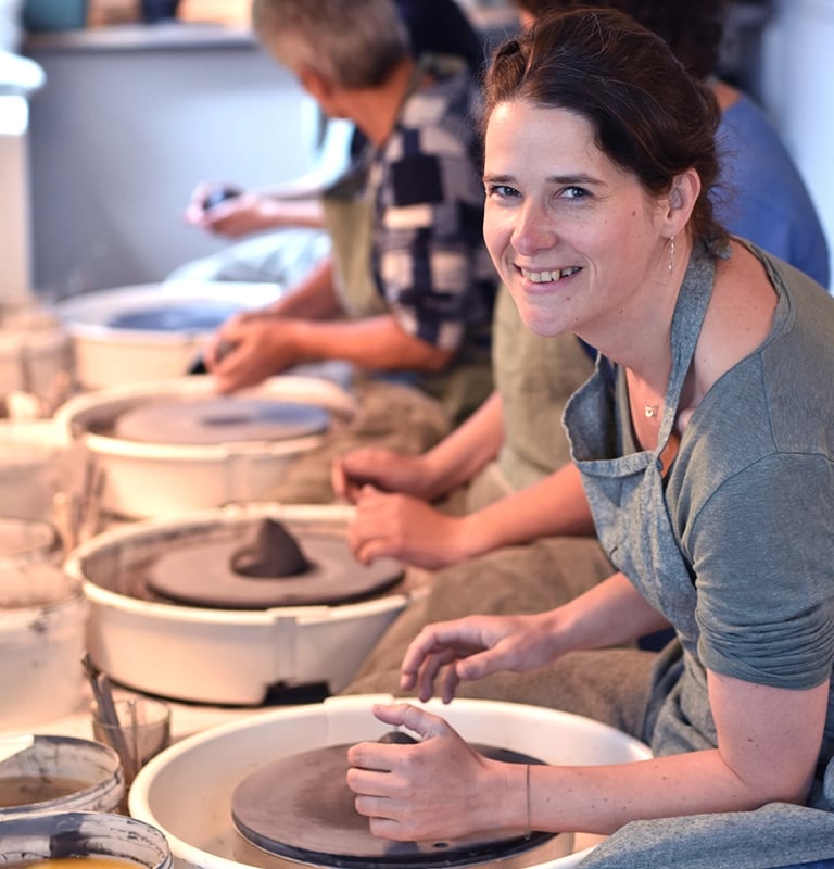 Leer pottenbakken op de draaischijf met een workshop of cursus in breda