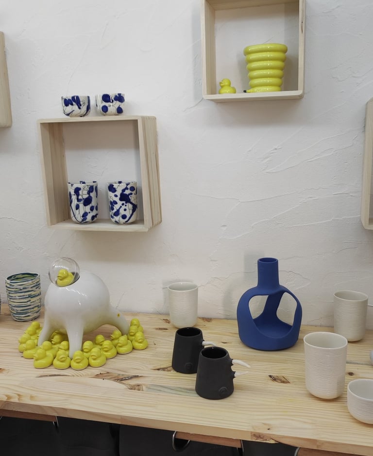 Installation de pièces en porcelaine d'Anthony Bortoluzzi