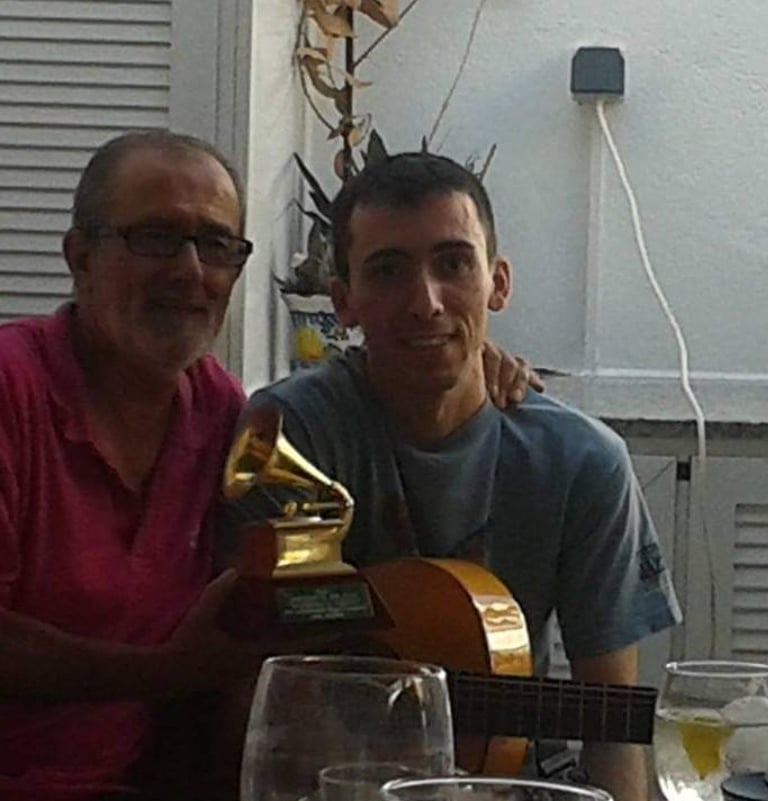 Paco Lomeña con su maestro y gran amigo Antonio Bravo, mostrando el Grammy