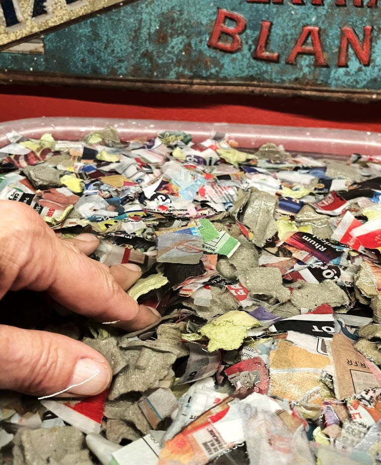 recyclage du papier pour préparer la base de pâte nécessaire pour les créations terres de papiers