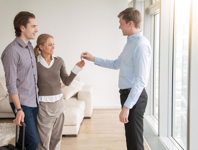 Équipe de la conciergerie Cozyguest en train de préparer une propriété pour les invités