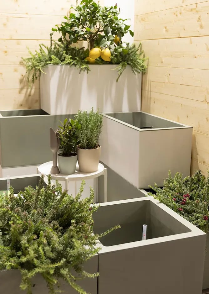 jardineras en fibra modernas en patio interior