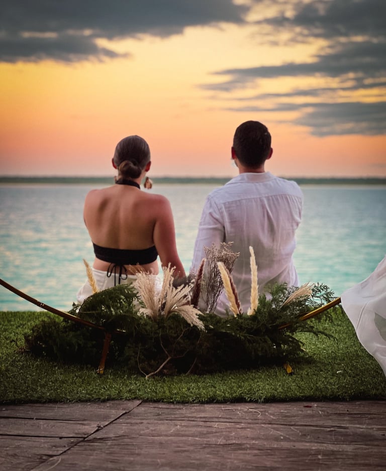 Pareja contemplando la laguna de bacalar