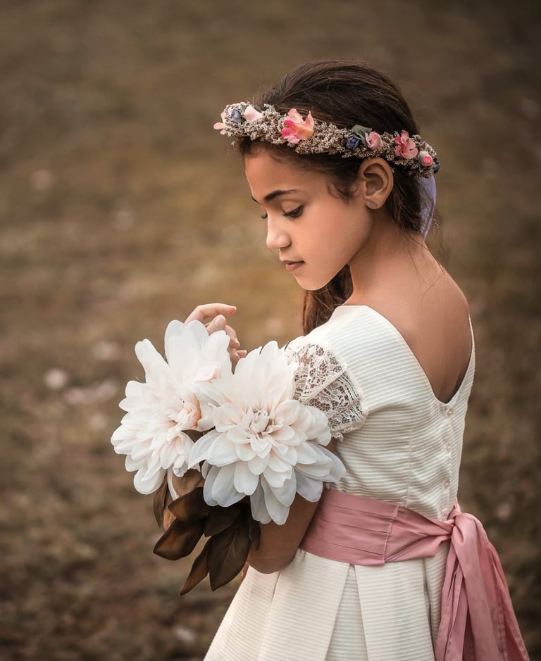 niña primera comunión con flores