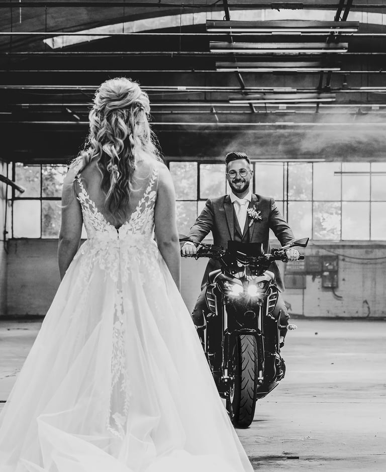 Bruidspaar met motor fotoshoot industrieel