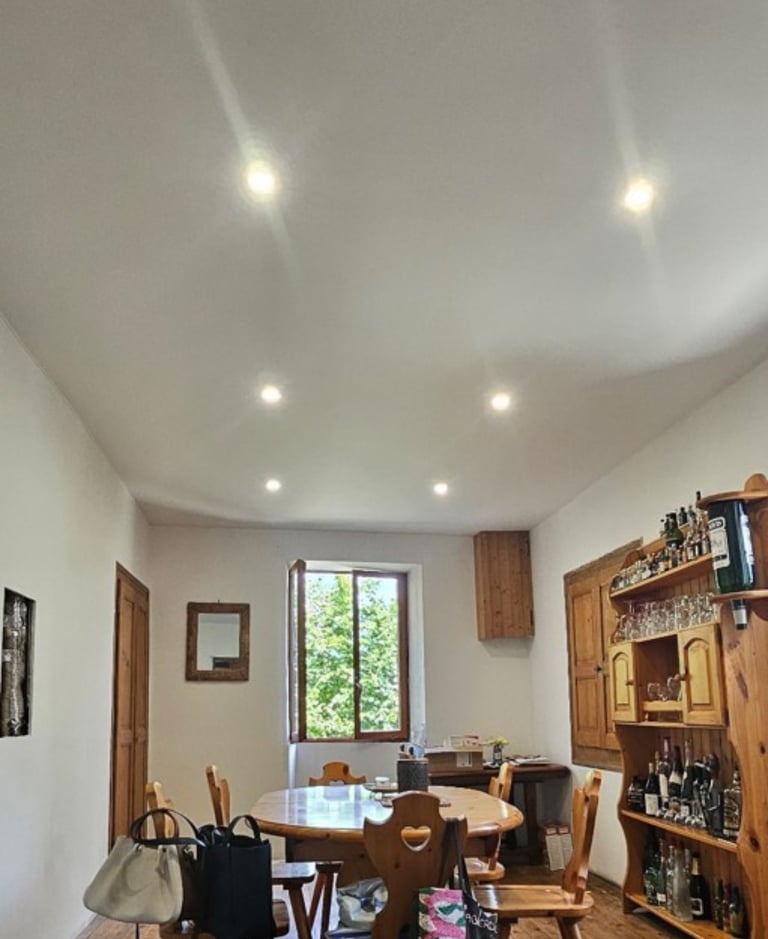 Installation d'un plafond tendu textile blanc mat avec spots led intégrés à Villarbet (73)