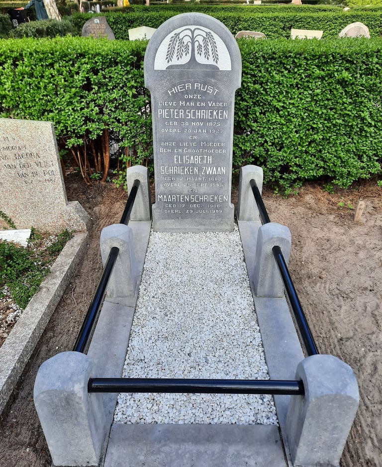Een opgeknapt grafmonument uit Den Helder krijgt weer een verzorgde uitstraling  