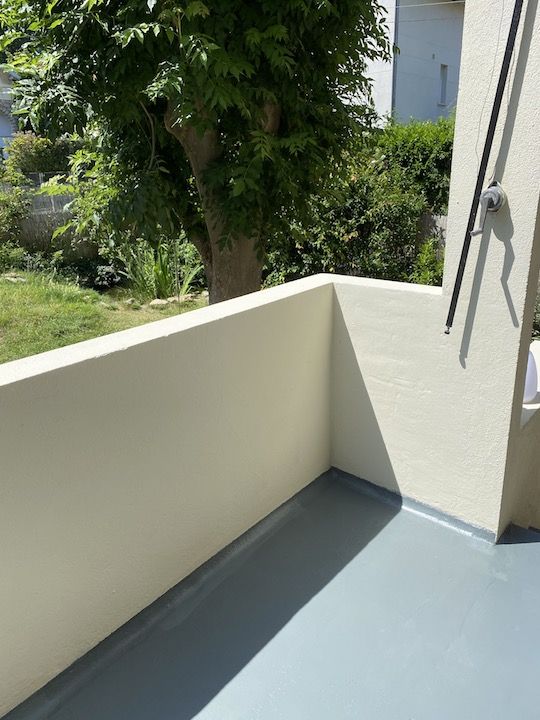 Mur extérieur entièrement restauré et repeint après traitement des fissures – finition propre et éta