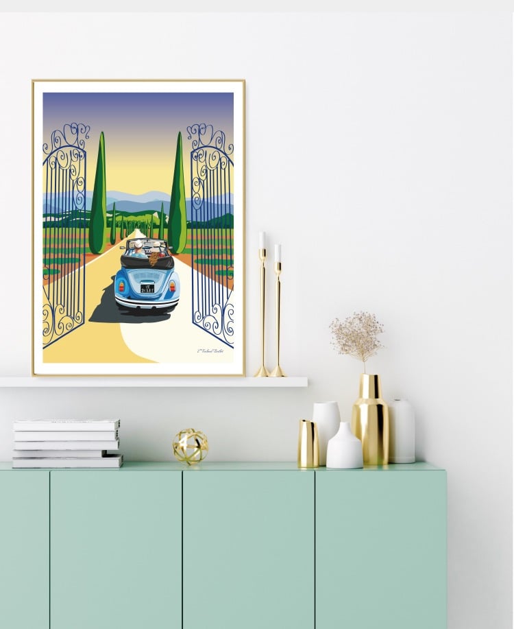 Affiche dans un cadre représentant une coccinelles vintage roulant dans une allée de cyprès. Esprit de Provence.