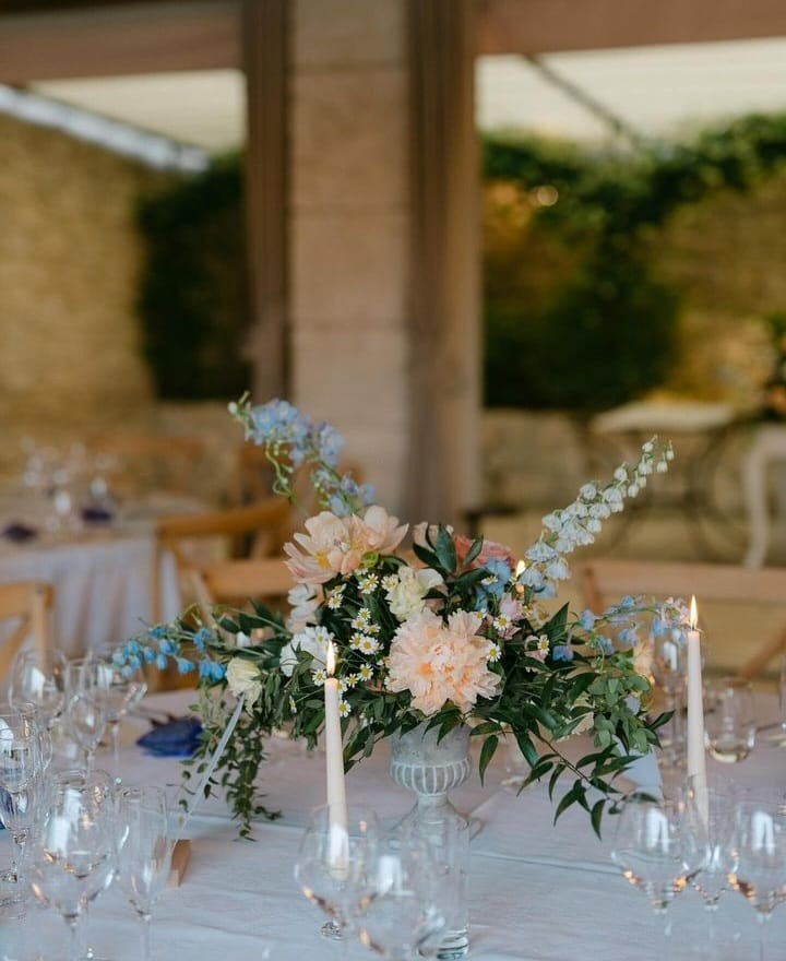centre de table mariage pastel et touches de bleu