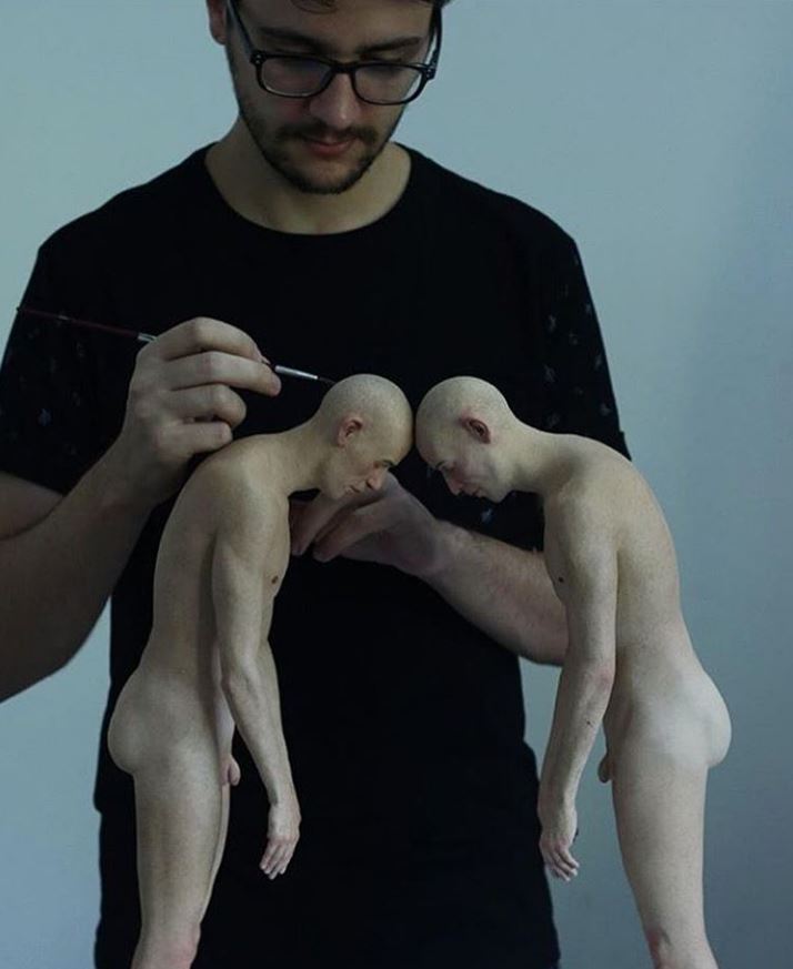 Vista da mais recente escultura em bronze, revelando a evolução artística de Caramello.