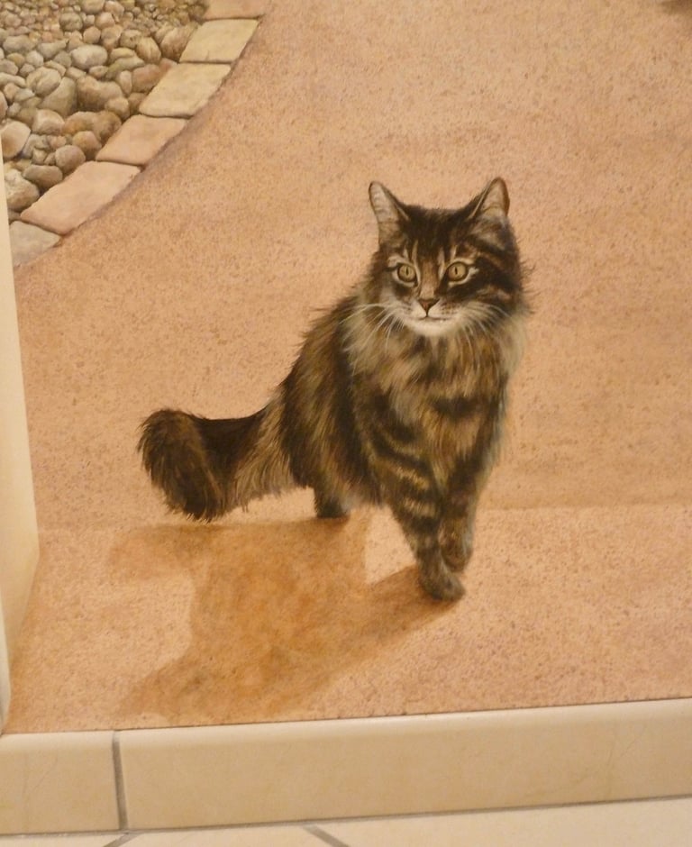 Chat tigré montant une marche, peint dans un décor en trompe-l'oeil