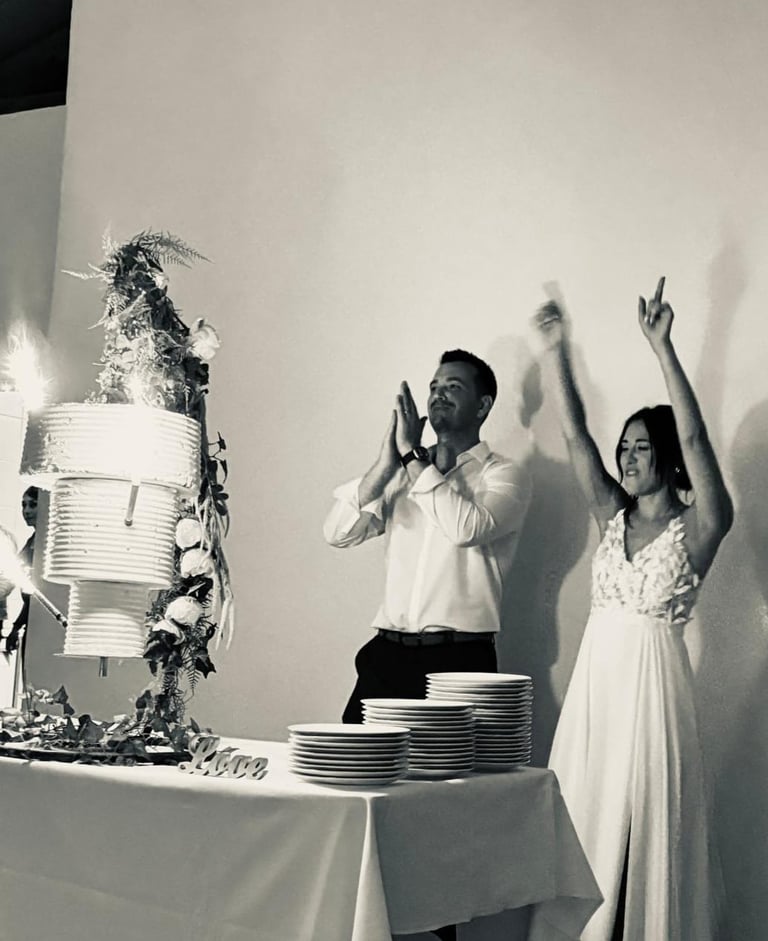 Mariés fêtant leur mariage devant le gâteau de réception à Nîmes, organisation par Clair Agence