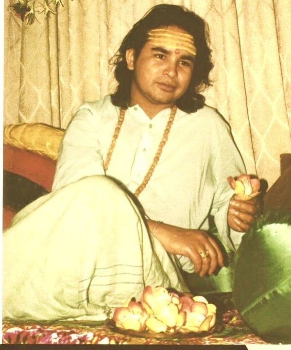 Shri Babaji distribuisce prasad