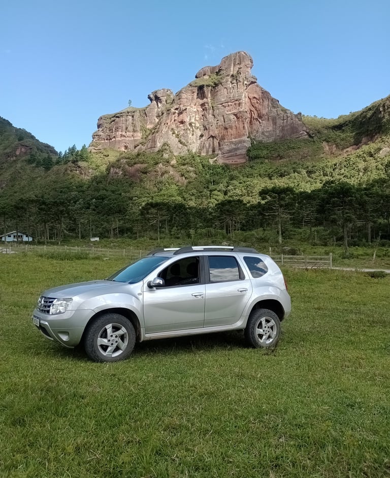 Renault Duster em viagem outdoor nas montanhas